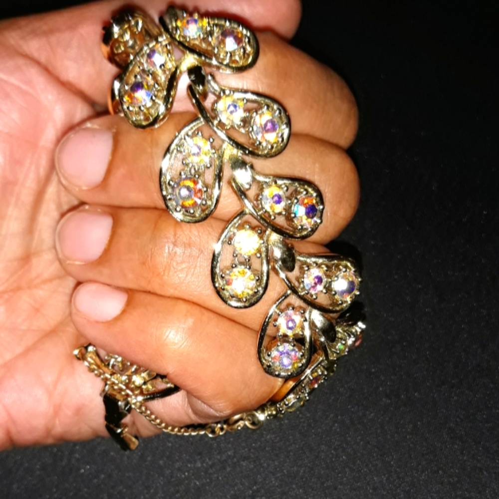 Bracelet..costume jewelry..gold